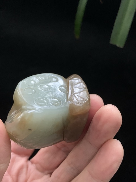古玩玉器和田玉雕“蓮蓬”把件真品鑒賞圖
