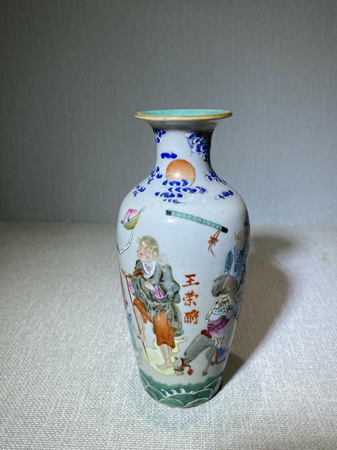 古玩陶瓷粉彩八仙人物柳葉瓶真品鑒賞圖