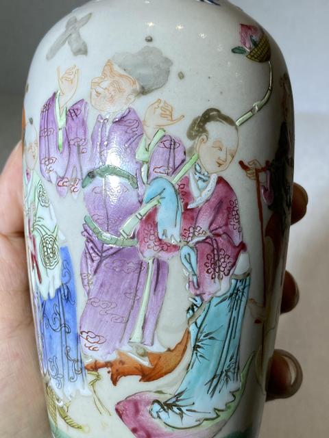 古玩陶瓷粉彩八仙人物柳葉瓶真品鑒賞圖