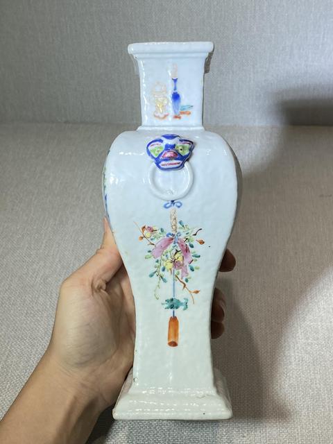 古玩陶瓷粉彩人物故事四方雙耳瓶真品鑒賞圖