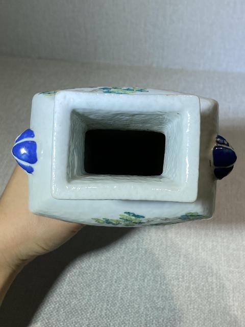 古玩陶瓷粉彩人物故事四方雙耳瓶真品鑒賞圖