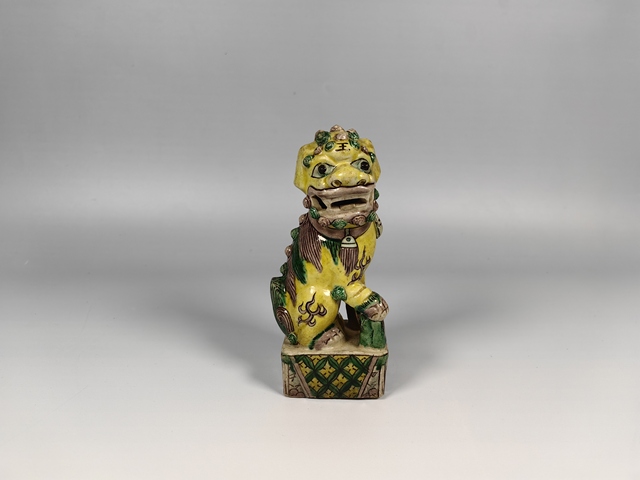 古玩陶瓷晚清素三彩獅子雕塑真品鑒賞圖