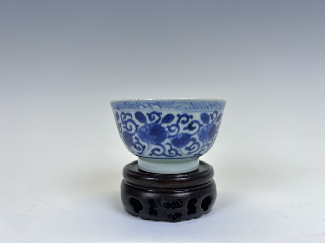 古玩陶瓷清中期·青花陶公賞菊杯拍賣,當(dāng)前價(jià)格0元