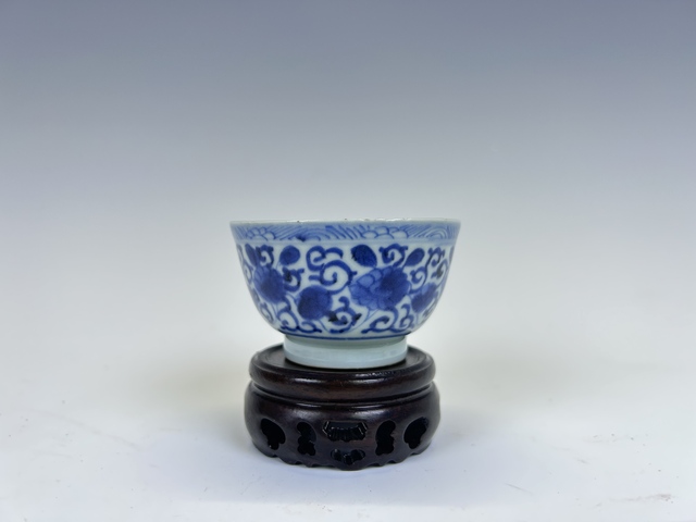 古玩陶瓷清中期·青花陶公賞菊杯拍賣,當(dāng)前價(jià)格0元