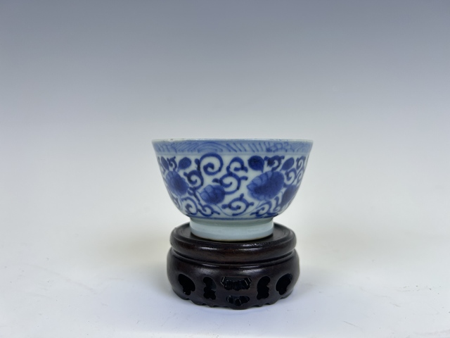 古玩陶瓷清中期·青花陶公賞菊杯拍賣,當(dāng)前價(jià)格0元
