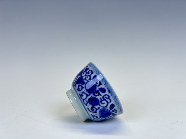 古玩陶瓷清中期·青花陶公賞菊杯拍賣,當(dāng)前價(jià)格0元