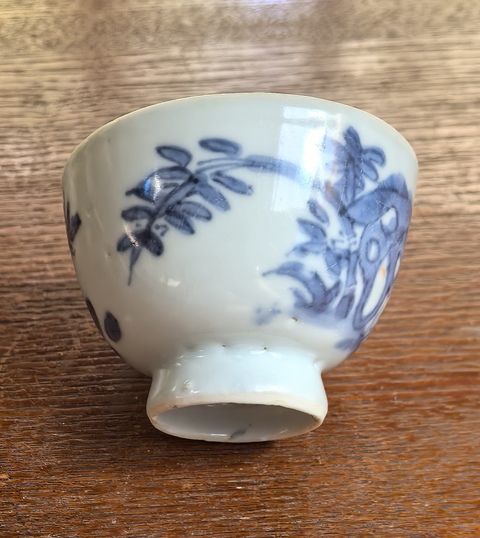 古玩陶瓷洞石花蝶紋青花杯真品鑒賞圖