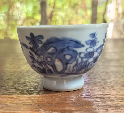 古玩陶瓷洞石花蝶紋青花杯真品鑒賞圖