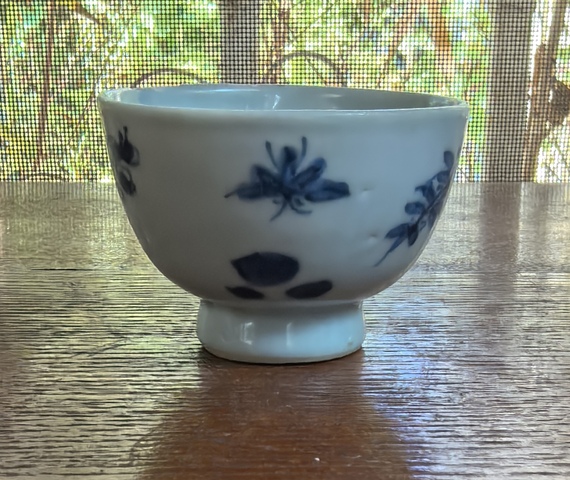 古玩陶瓷洞石花蝶紋青花杯真品鑒賞圖