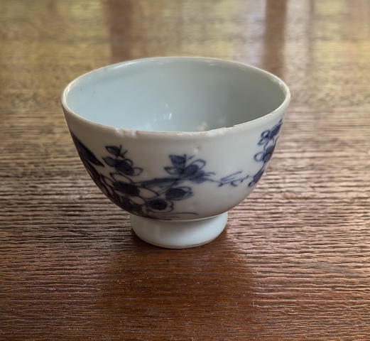 古玩陶瓷洞石花蝶紋青花杯真品鑒賞圖