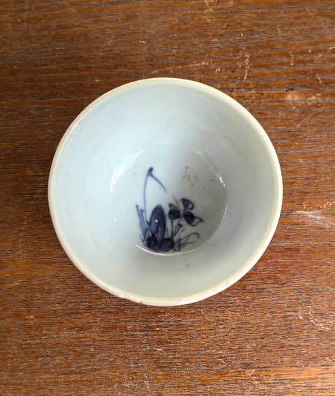 古玩陶瓷洞石花蝶紋青花杯真品鑒賞圖
