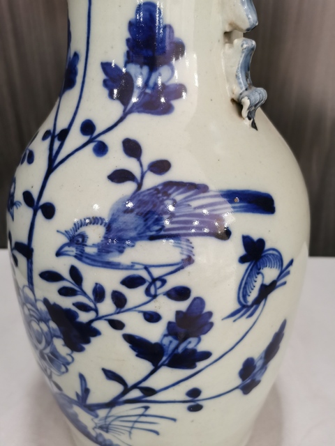 古玩陶瓷花鳥紋青花雙對獅耳盤口瓶真品鑒賞圖