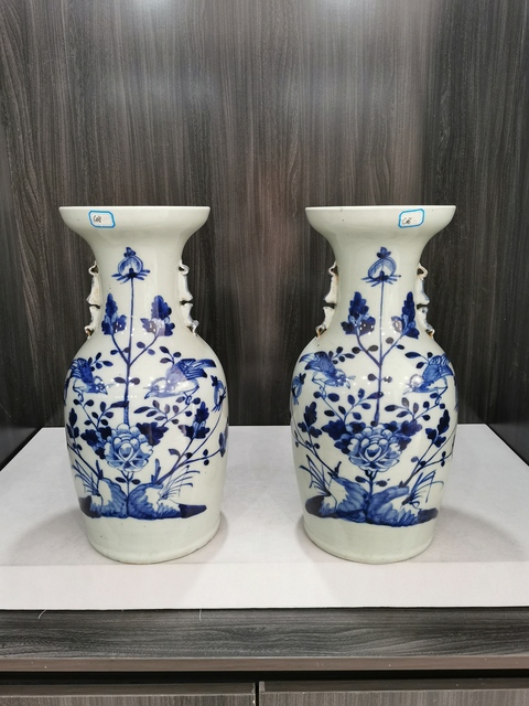 古玩陶瓷花鳥紋青花雙對獅耳盤口瓶真品鑒賞圖