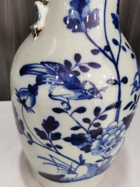 古玩陶瓷花鳥紋青花雙對獅耳盤口瓶真品鑒賞圖