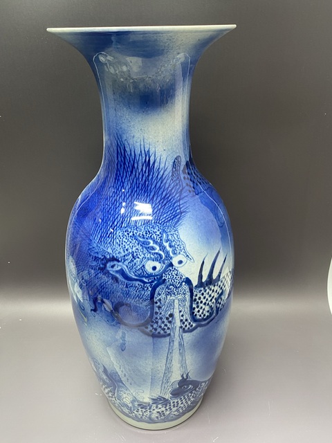 古玩陶瓷清中期·灑藍吹釉蒼龍教子觀音瓶·60厘米拍賣，當前價格13600元