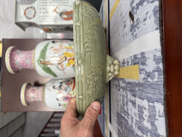 古玩陶瓷龍泉青瓷刻花三足爐真品鑒賞圖