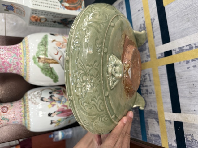 古玩陶瓷龍泉青瓷刻花三足爐真品鑒賞圖