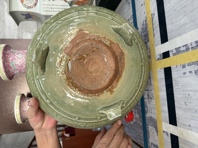 古玩陶瓷龍泉青瓷刻花三足爐真品鑒賞圖