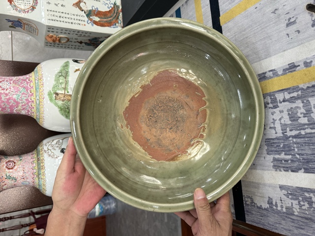 古玩陶瓷龍泉青瓷刻花三足爐真品鑒賞圖