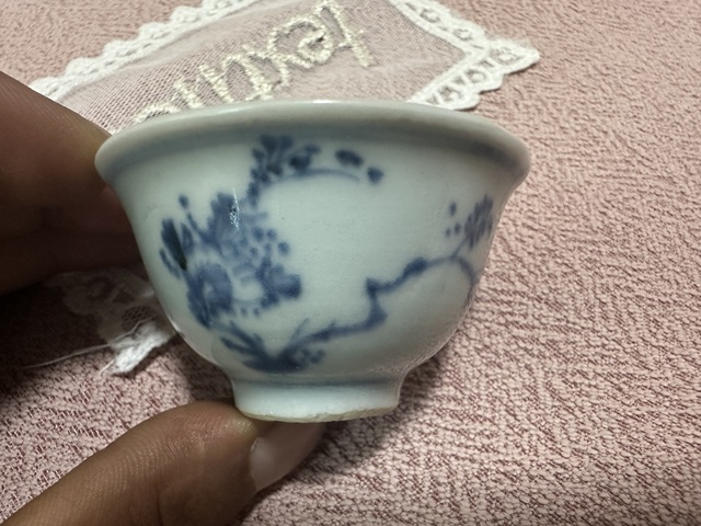 古玩陶瓷花卉紋青花杯真品鑒賞圖