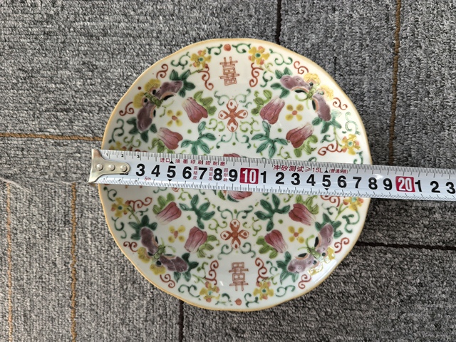 古玩陶瓷瓜蝶連綿囍字紋粉彩盤真品鑒賞圖