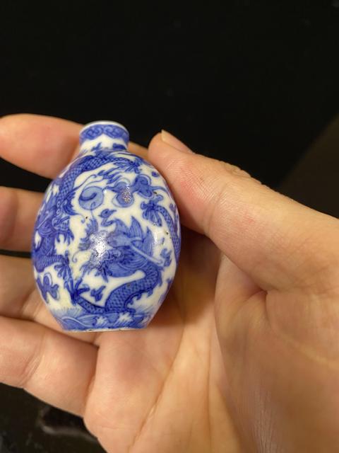 古玩陶瓷龍紋青花鼻煙壺真品鑒賞圖