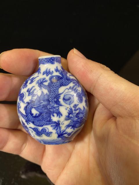 古玩陶瓷龍紋青花鼻煙壺真品鑒賞圖