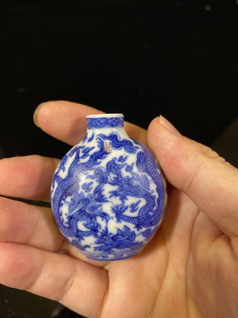 古玩陶瓷龍紋青花鼻煙壺真品鑒賞圖