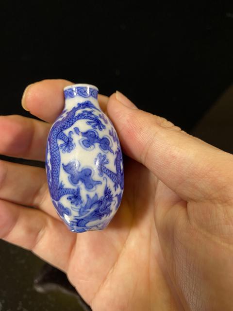 古玩陶瓷龍紋青花鼻煙壺真品鑒賞圖