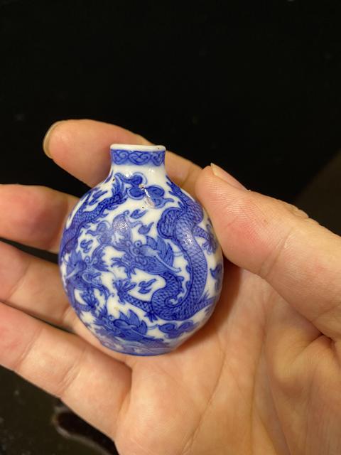 古玩陶瓷龍紋青花鼻煙壺真品鑒賞圖