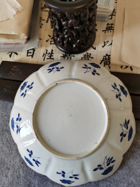 古玩陶瓷清代康熙青花蟲草蓮瓣盤拍賣,當前價格11800元