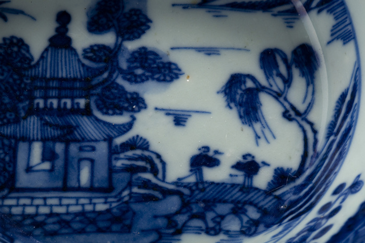 古玩陶瓷清乾隆·青花山水樓閣人物紋花口洗
真品鑒賞圖