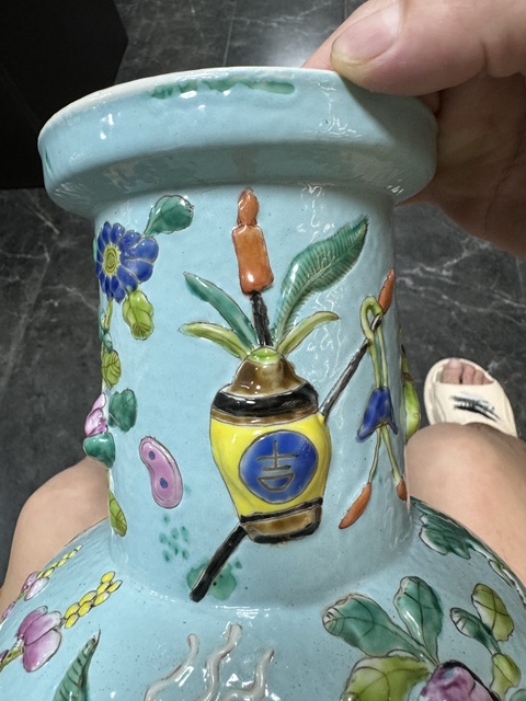 古玩陶瓷松石綠貼塑粉彩博古圖棒槌瓶真品鑒賞圖