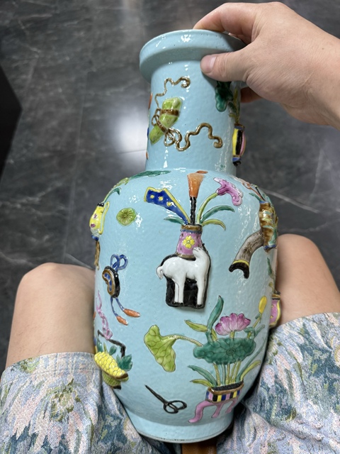 古玩陶瓷松石綠貼塑粉彩博古圖棒槌瓶真品鑒賞圖