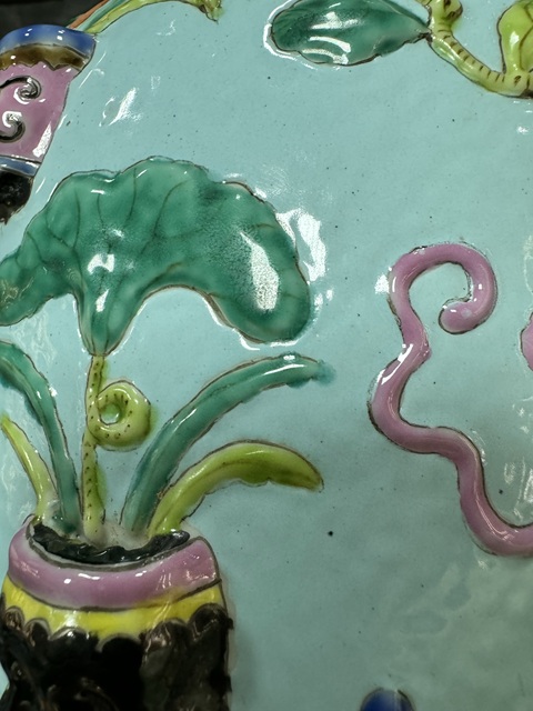 古玩陶瓷松石綠貼塑粉彩博古圖棒槌瓶真品鑒賞圖