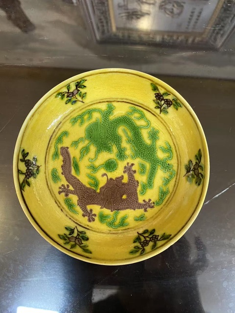 古玩陶瓷嬌黃綠紫素三彩盤真品鑒賞圖