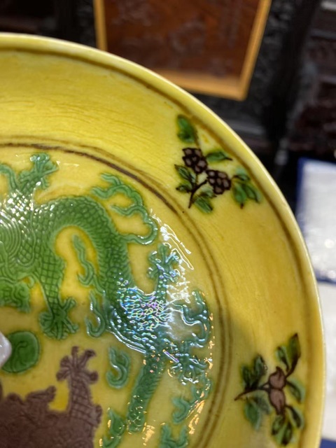 古玩陶瓷嬌黃綠紫素三彩盤真品鑒賞圖