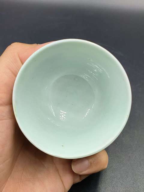 古玩陶瓷花蝶紋粉彩杯真品鑒賞圖