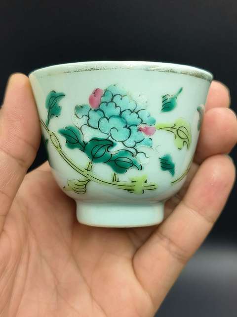 古玩陶瓷花蝶紋粉彩杯真品鑒賞圖
