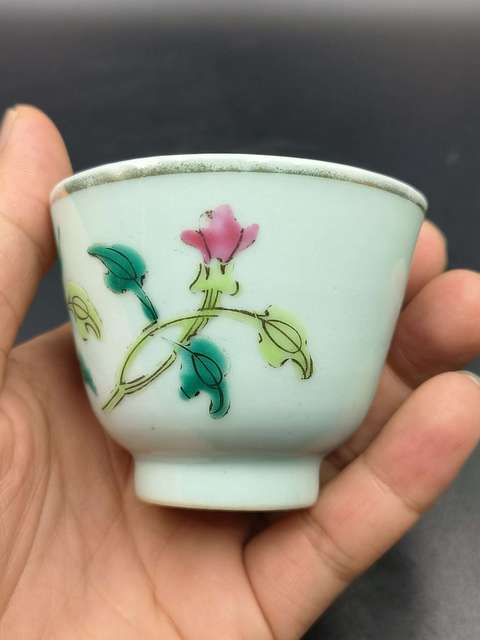古玩陶瓷花蝶紋粉彩杯真品鑒賞圖