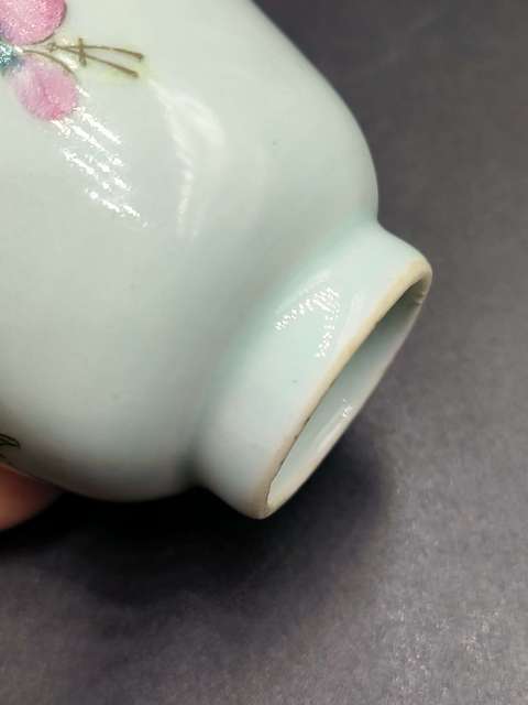 古玩陶瓷花蝶紋粉彩杯真品鑒賞圖