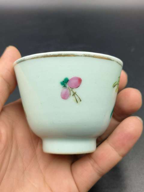 古玩陶瓷花蝶紋粉彩杯真品鑒賞圖