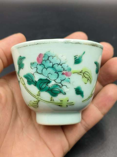 古玩陶瓷花蝶紋粉彩杯真品鑒賞圖