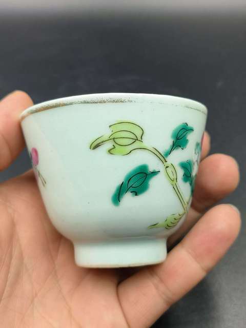 古玩陶瓷花蝶紋粉彩杯真品鑒賞圖