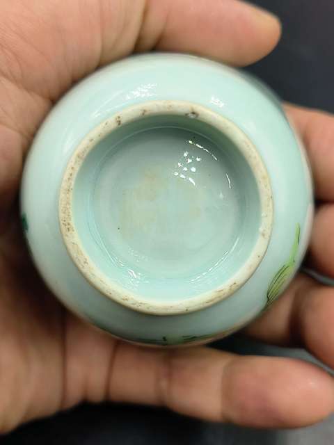古玩陶瓷花蝶紋粉彩杯真品鑒賞圖