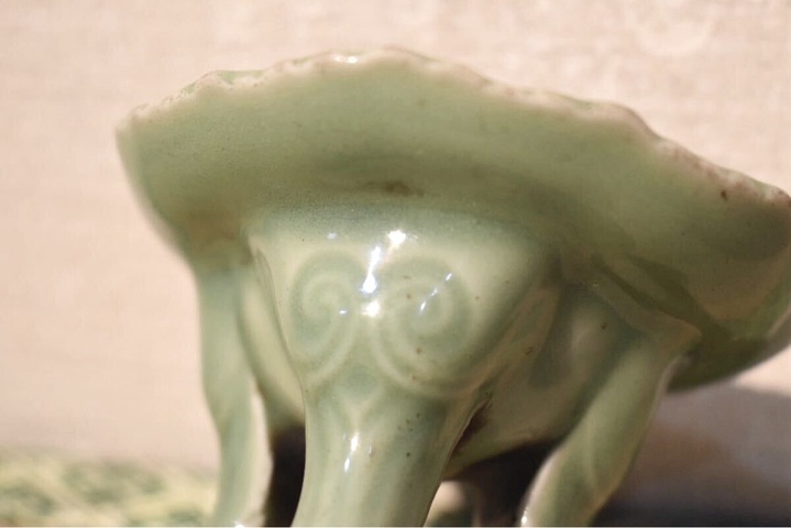 古玩陶瓷青釉三足香薰真品鑒賞圖