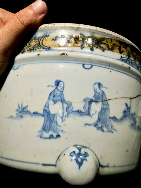 古玩陶瓷明代中期青花人物三足爐真品鑒賞圖
