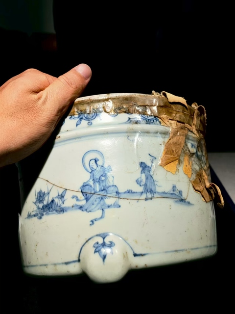 古玩陶瓷明代中期青花人物三足爐真品鑒賞圖