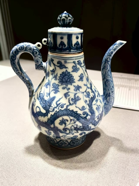 古玩陶瓷明代正德時期青花龍紋執壺。真品鑒賞圖