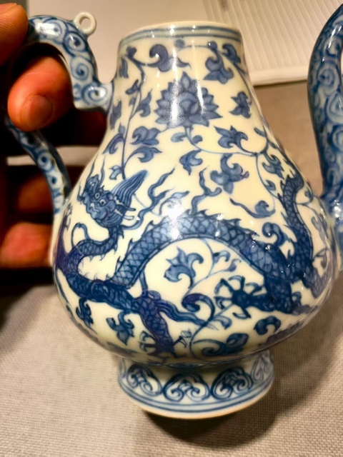古玩陶瓷明代正德時期青花龍紋執壺。真品鑒賞圖